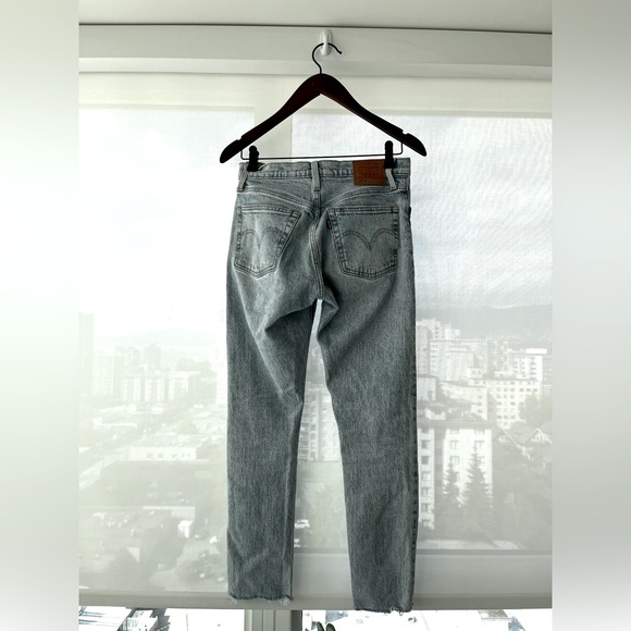 Light-wash Levi’s 501 skinny jeans with raw hem - Picture 9 of 10